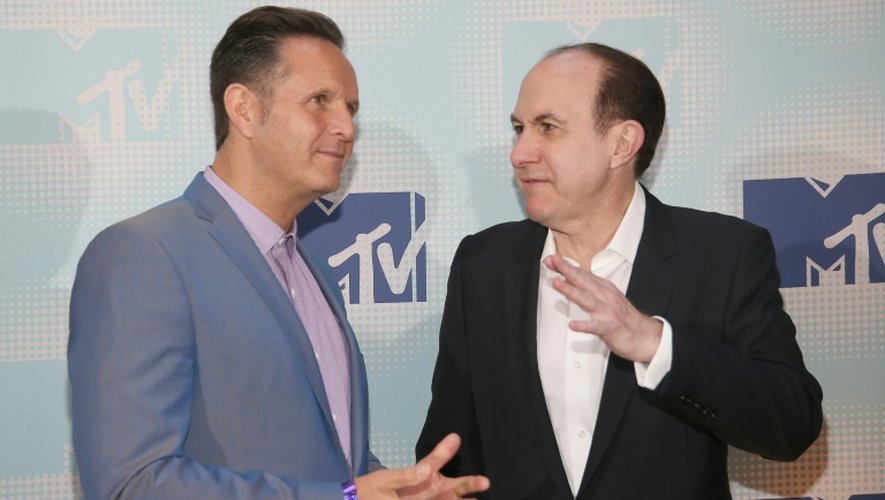 Le producteur Mark Burnett et le PDG désormais démissionnaire de Viacom, Philippe Dauman (à d.), le 21 avril 2016 à New-York