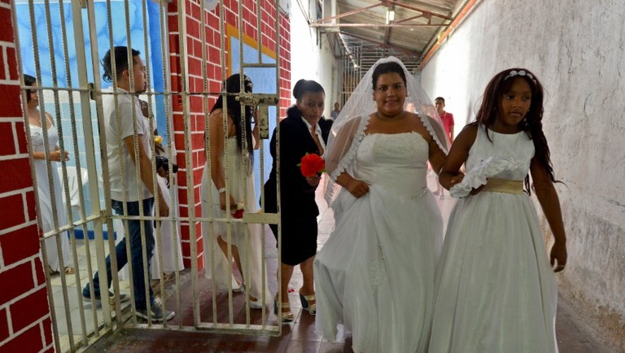 Les fiancées arrivent à la prison de Villahermosa pour une céromonie de mariages collectifs, le 19 août 2016 à Cali, en Colombie