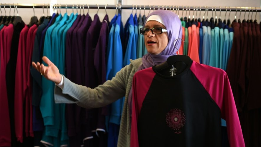 La styliste australo-libanaise, Aheda Zanetti, créatrice du maillot de bain appelé burkini, dans un magasin de Sydney, le 19 août 2016