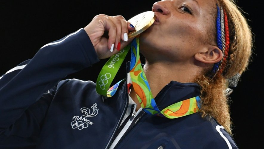 La boxeuse française Estelle Mossely (6-à kg) embrasse sa médaille d'or sur le podium aux JO de Rio, le 19 août 2016