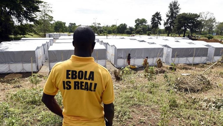 Un homme portant un T-shirt "Ebola est réel" regarde le nouveau centre de traitement des malades atteints du virus Ebola à Monrovia, le 28 septembre 2014