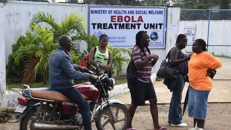 Des personnes attendent devant l'hôpital d'Island à Monrovia où des proches sont soignés contre le virus Ebola, le 28 septembre 2014