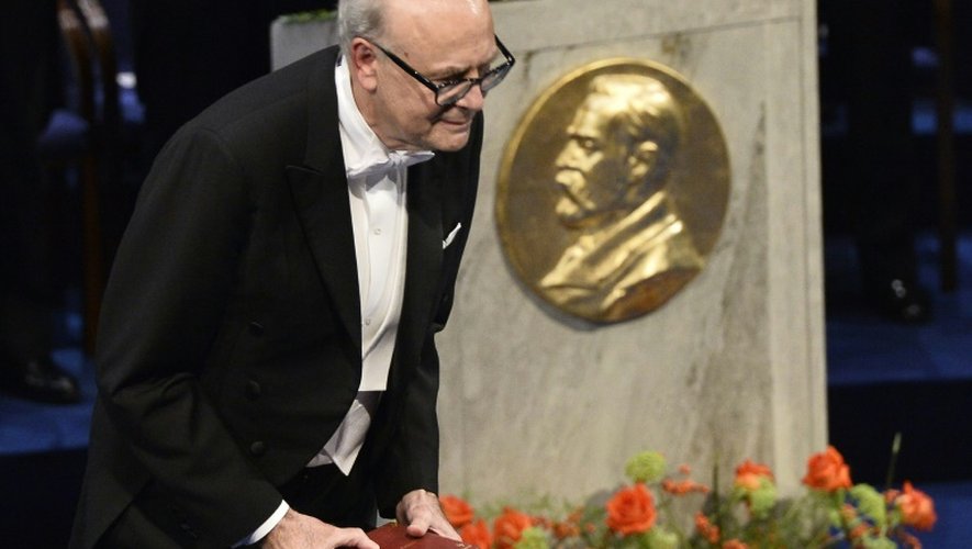 Le prix Nobel de littérature 2014, Patrick Modiano, recevant son prix le 10 décembre 2014 à Stockholm