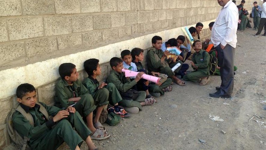 Des enfants yéménites ont cours à l'extérieur de l'école Chamlane près de Sanaa, le 29 septembre 2014