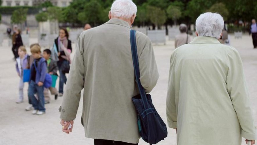 Un couple de personnes âgées marche dans le jardin des Tuileries à Paris, le 31 mai 2010