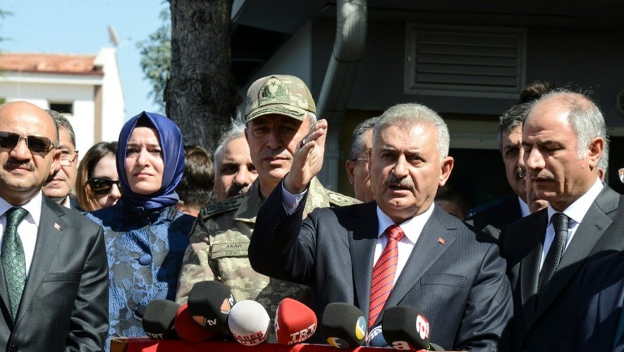 Le Premier ministre turc Binali Yildrim le 18 août 2016, sur le lieu d'un attentat à la voiture piégée à Elazig, dans l'est de la Turquie