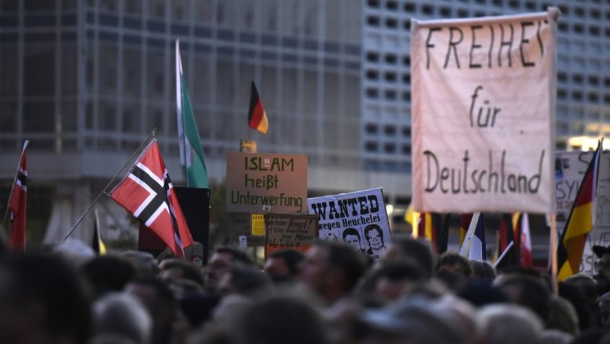 Une manifestation anti-réfugiés du mouvement islamophobe Pegida allemand - acronyme de "Patriotes européens contre l'islamisation de l'Occident" -, le 5 octobre 2015 à Dresde