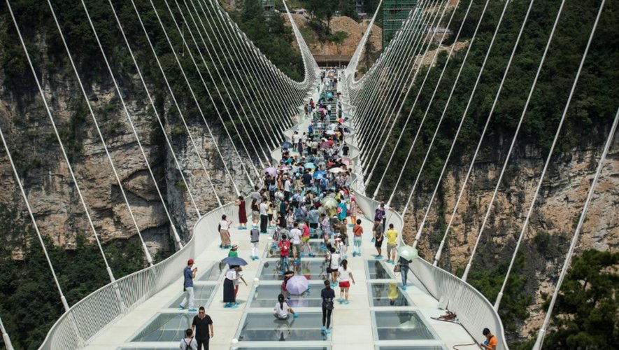 Le pont piéton en verre le plus long et haut du monde ouvre au public dans les montagnes de Zhangjiajie (centre de la Chine), le 20 août 2016
