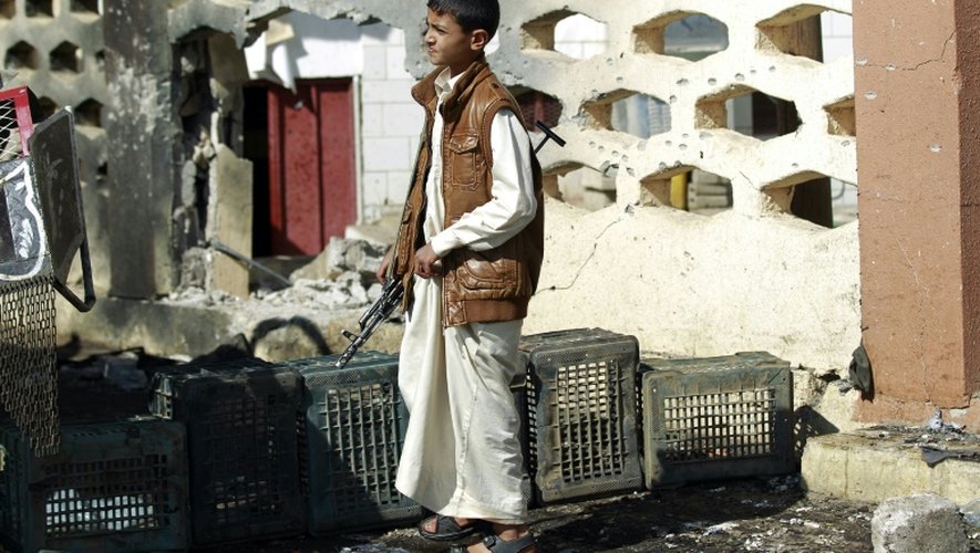 Un jeune yémenite devant la mosquée al-Nour à Sanaa le 7 octobre 2015 après une attaque suicide