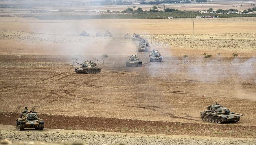 Des chars de l'armée turque se positionnent le 29 septembre 2014 près de  la ville syrienne de Kobani