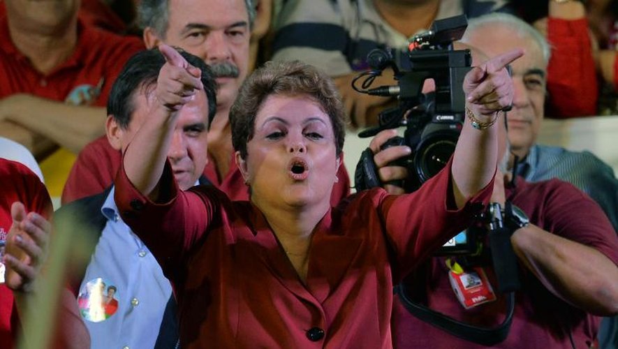 La présidente du Brésil et candidate à sa réélection Dilma Rousseff lors d'une réunion électorale le 29 septembre 2014 à Sao Paulo