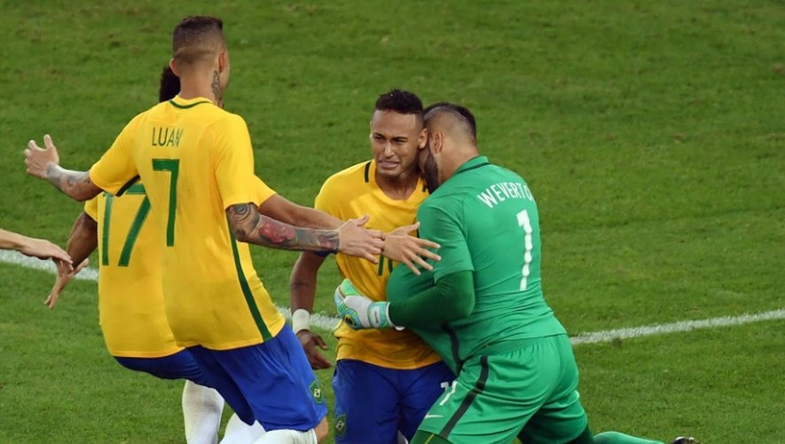 L'attaquant brésilien Neymar et ses coéquipiers fêtent leur victoire en finale du tournoi olympique face à l'Allemagne, le 20 août 2016 au Maracana