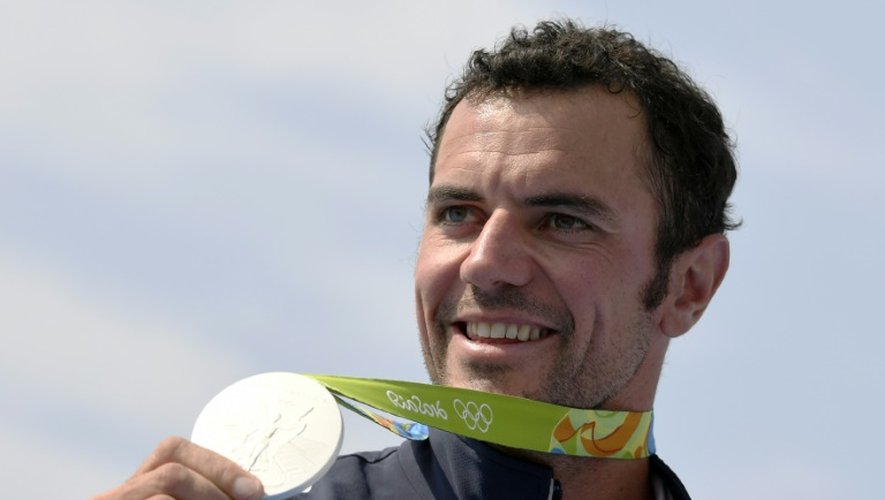 Le kayakiste Maxime Beaumont avec sa médaille d'argent du 200 m, aux JO de Rio le 20 août 2016