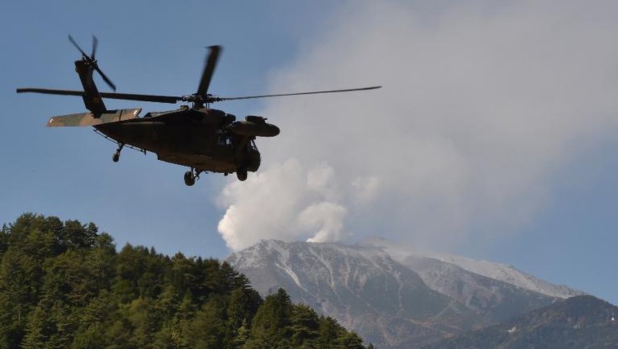 Un hélicoptère militaire survole le mont Ontake le 29 septembre 2014 au Japon