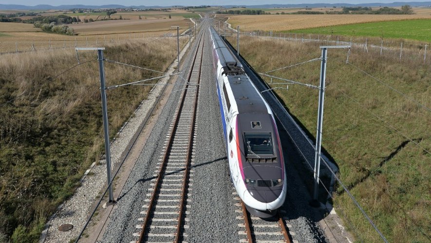 Un TGV le 28 septembre 2015 à Gougenheim