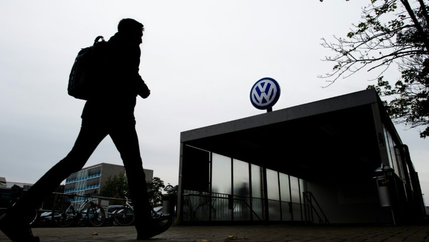 Un homme marche vers une des entrées de l'usine Volkswagen de Wolfsburg (centre de l'Allemagne), le 6 octobre 2015