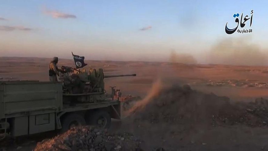 Capture d'écran d'une video fournie le 23 septembre 2014 par Aamaq News, d'un jihadiste de l'EI combattant dans la région Aïn al-Arab