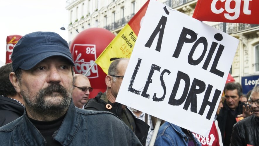 Des manifestants descendus dans la rue à l'appel de la CGT, de la FSU et de Solidaires, pour réclamer des hausses de salaires et défendre l'emploi, le 8 octobre à Paris