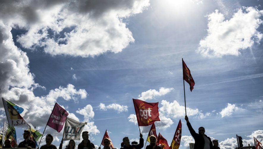Des manifestants agitent des drapeaux syndicaux (CGT, Solidaires et FSU) à Lyon le 8 octobre 2015