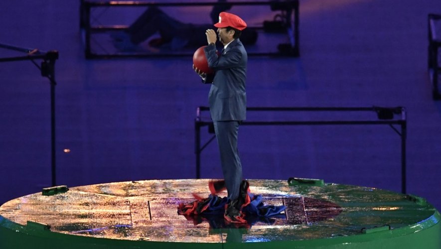 Le Premier ministre japonais Shinzo Abe, avec la casquette du héros de jeux vidéo Super Mario, lors de la cérémonie de clôture des Jeux de Rio le 21 août 2016 au Maracana