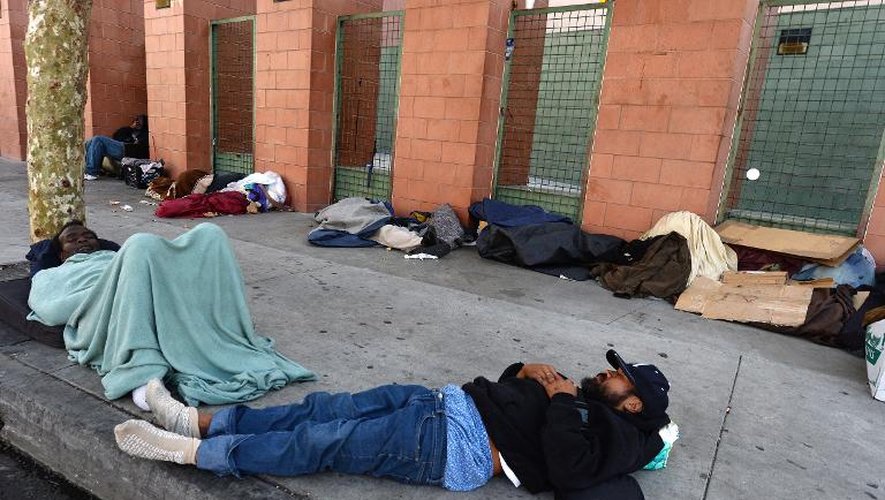Des sans-abri dorment sur le trottoir dans le quartier de Skid Row à Los Angeles en Californie, le 22 septembre 2014