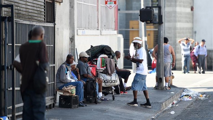 Des hommes sont assis le long d'une rue à Skid Row, à Los Angeles, le 22 septembre 2014