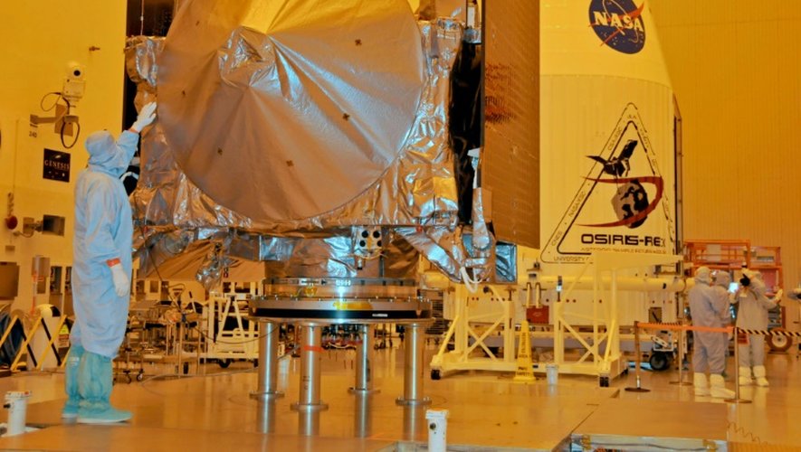 Le vaisseau OSIRIS-REx, 880 kg sans le combustible et 3,2 m de haut sur 2,4 m de large, subit les derniers préparatifs dans un atelier du Centre spatial Kennedy, le 20 août 2016 en Floride
