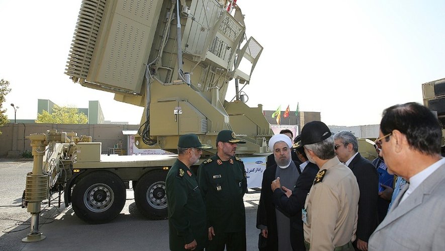 Photo diffusée par le cabinet du président Hassan Rouhani (3e à g.) lors de la présentation du système anti-aérien Bavar 373, le 21 août 2016 à Téhéran