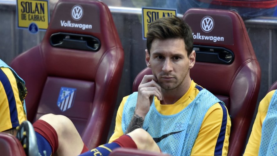 Lionel Messi sur le banc lors d'un match entre le FC Barcelone et l'Atletico Madrid, le 12 septembre 2015 à Vicente Calderon