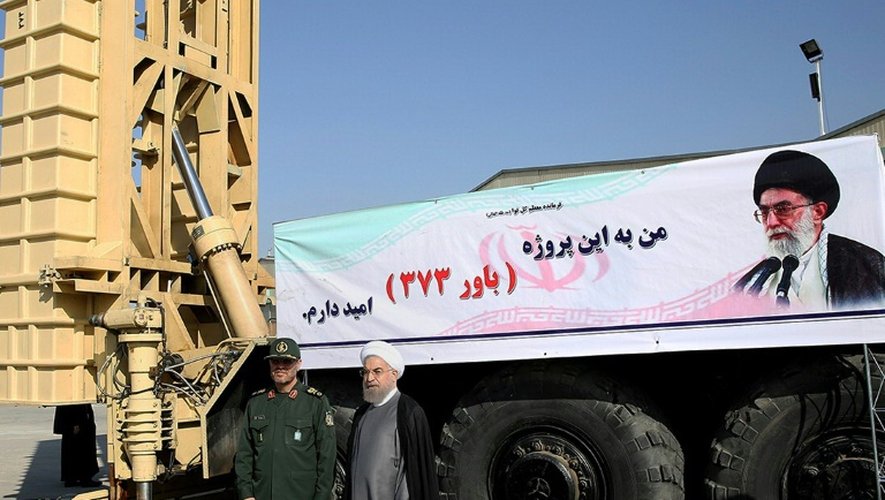 Photo diffusée par son cabinet du président Hassan Rouhani (à d.) au côté du ministre de la défense Hossein Dehghan devant le système anti-aérien Bavar 373, le 21 août 2016 à Téhéran