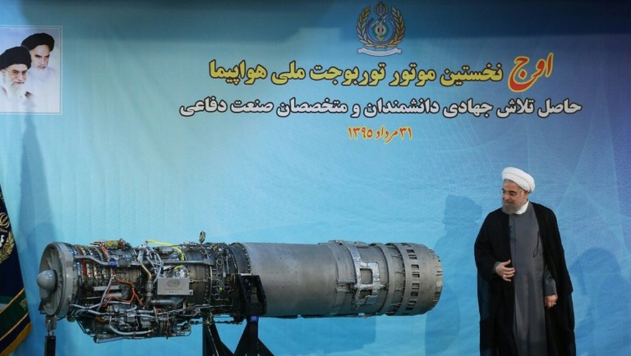 Photo diffusée par son cabinet du président Hassan Rouhani devant le premier moteur turboréacteur iranien, le 21 août 2016 à Téhéran