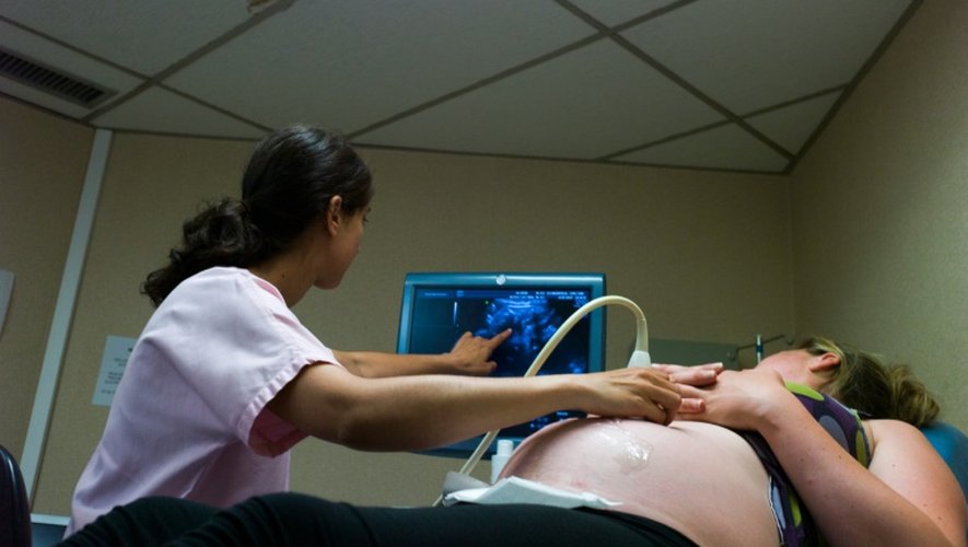 Un médecin fait une échographie à la maternité d'Argenteuil, près de Paris, le 22 juillet 2013