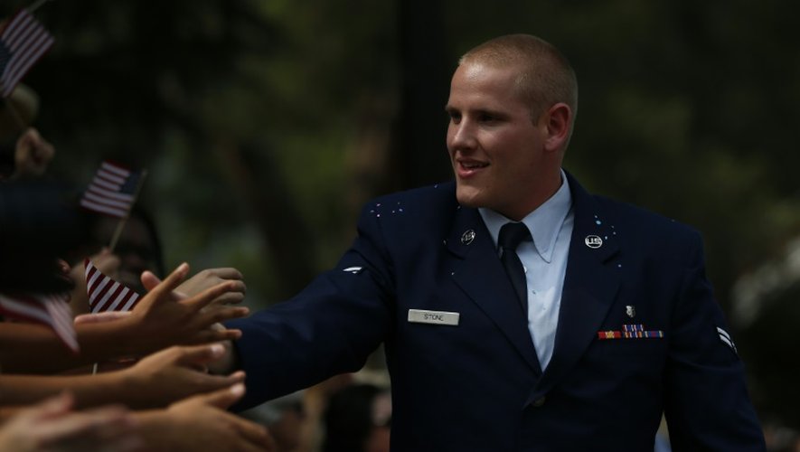 Le soldat Spencer Stone sert des mains lors d'une parade en son honneur, le 11 septembre 2015, à Sacramento (Californie)