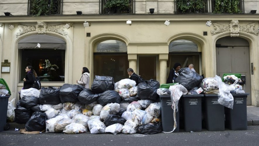 Des poubelles qui débordent dans une rue à Paris, le 8 octobre 2015