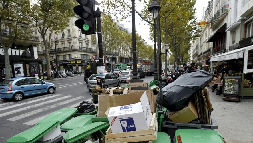 Des poubelles qui débordent dans une rue à Paris, le 8 octobre 2015