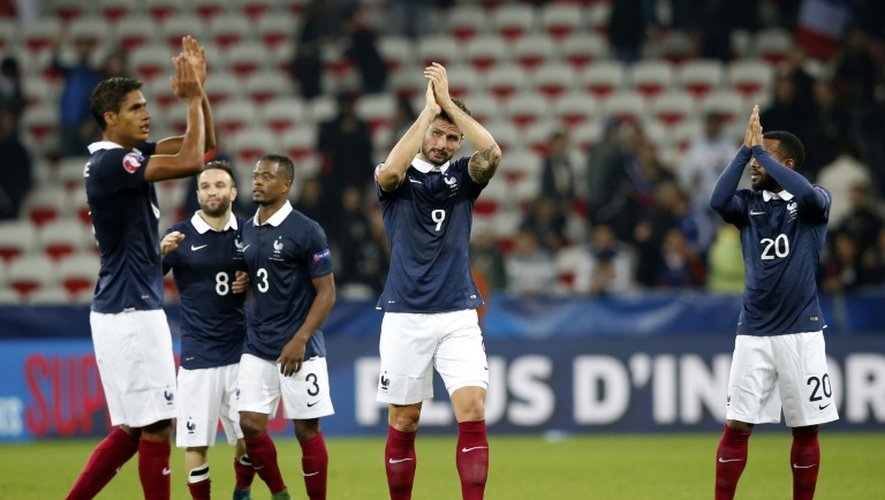 Les Français saluent les supporters à la fin du match amical contre l'Arménie (4-0) le 8 octobre 2015 à Nice