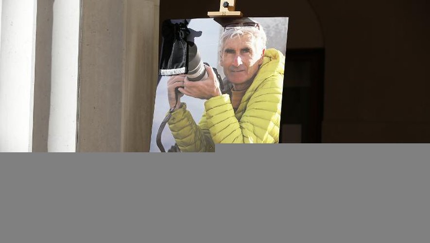 Un portrait du guide de haute montagne Hervé Gourdel, décapité en Algérie, devant l'hôtel de ville de Nice, le 25 septembre 2014