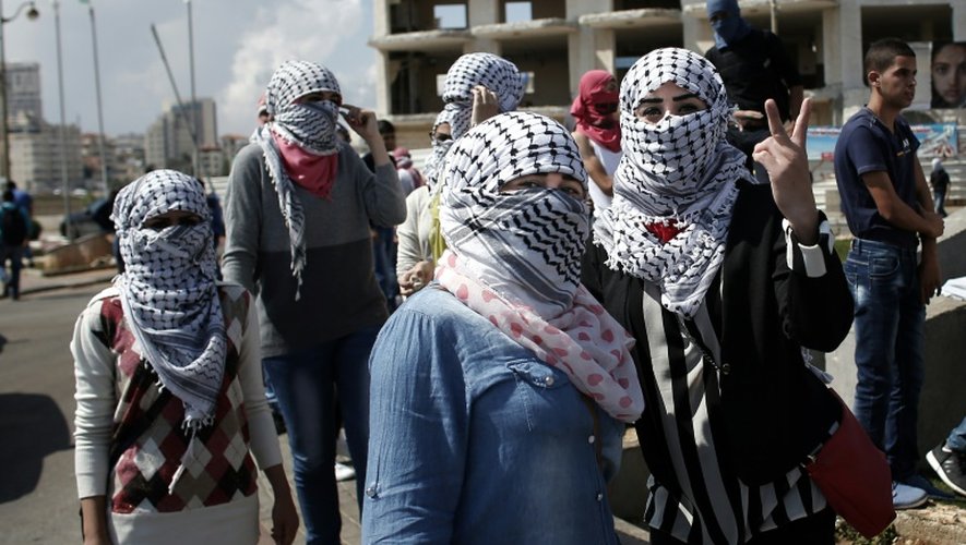 Des jeunes palestiniennes posent devant le photographe avant de se préparer à des affrontements avec des soldats israéliens à Beit El près de Ramallah (Cisjordanie), le 8 octobre 2015