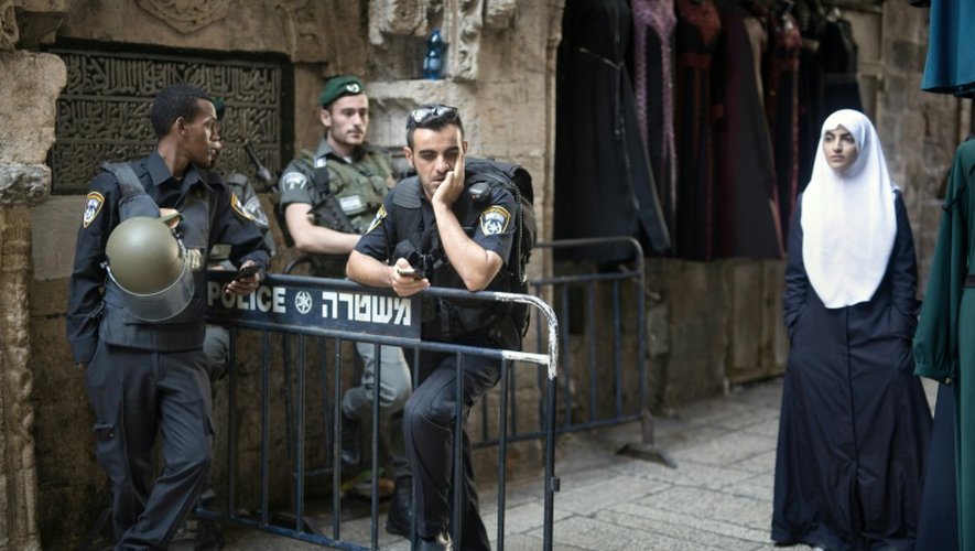 La police israélienne contrôle un point de passage dans la Vieille ville de Jérusalem le 8 octobre 2015