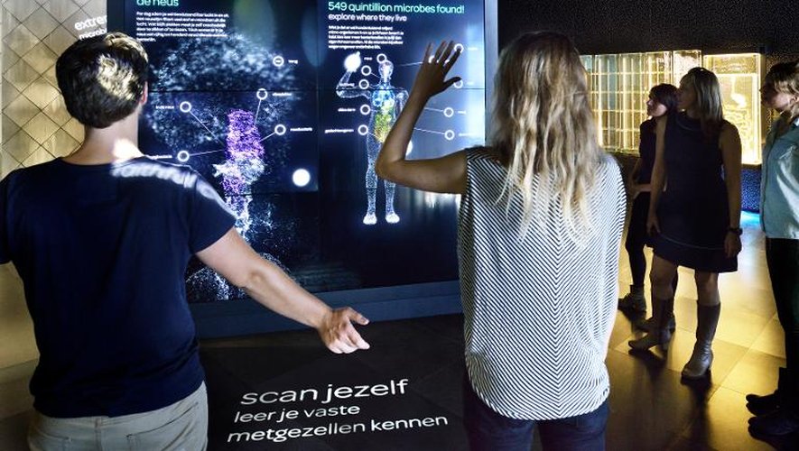 Des visiteurs effectuent un test pour connaître leurs microbes au musée des microbes à Asmterdam, le 30 septembre 2014