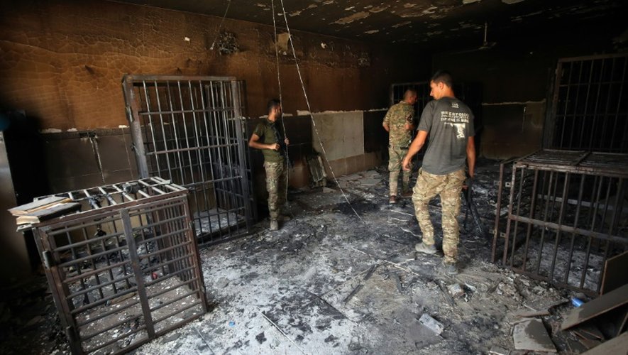 Des soldats des forces progouvernementales irakiennes inspectent une prison qui avait été contrôlée par l'EI à Falloujah, en Irak, le 30 juin 2016