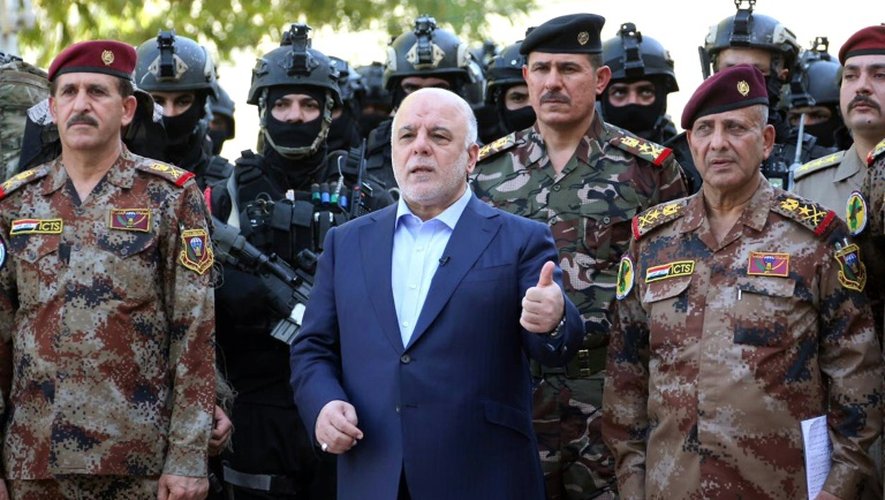 Le Premier ministre irakien Haider al-Abadi (c) avec des généraux à Bagdad sur une photo fournie le 9 juillet 2016 par son service de presse