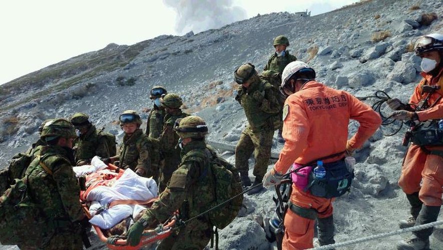 Photo fournie par les pompiers du corps d'une victime descendu le 28 septembre 2014 du mont Ontake