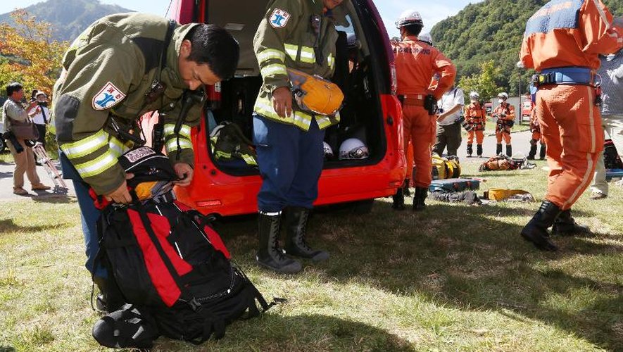 Les équipes de secours le 30 septembre 2014 mont Ontake au Japon