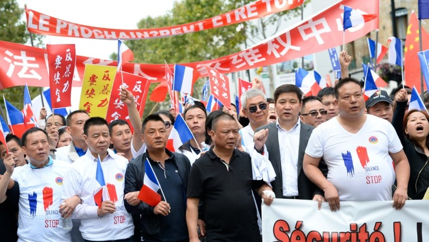 Des membres de la communauté chinoise défilent à Aubervilliers (Seine-Saint-Denis) pour réclamer des mesures de sécurité renforcées après l'agression mortelle de l'un des leurs, le 21 août 2016 à Paris