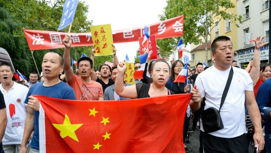 Des membres de la communauté chinoise défilent à Aubervilliers (Seine-Saint-Denis) pour réclamer des mesures de sécurité renforcées après l'agression mortelle de l'un des leurs, le 21 août 2016 à Paris