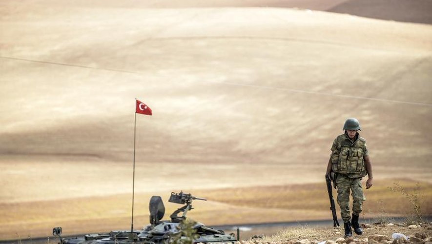 Un soldat turc patrouille près de la frontière syrienne à Suruc le 30 septembre 2014