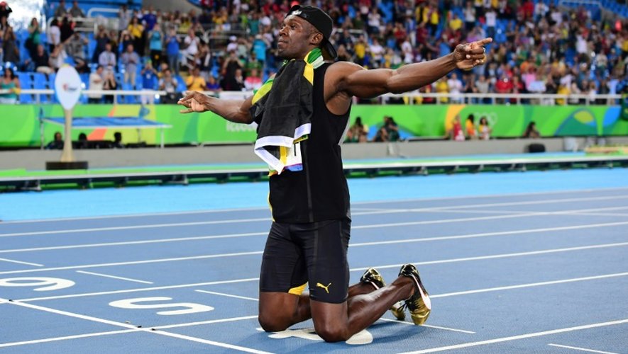 Le sprinteur star jamaïcain Usain Bolt savoure sa 9e médaille d'or olympique sur 4x100 m, le 19 août 2016 à Rio