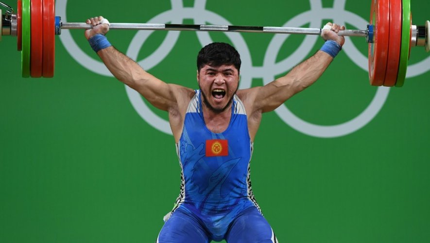 L'haltérophile kirghize Izzat Artykov lors de l'épreuve messieurs (-69 kg) aux JO de Rio, le 9 août 2016