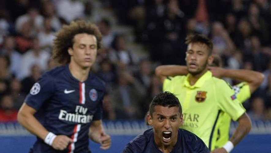 Le défenseur central brésilien du Paris SG Marquinhos satisfait d'avoir bloqué un tir du FC Barcelone, lors du match de poules remporté par son équipe le 30 septembre 2014 à Paris